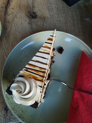 Vegan caramel cake at Doppeltsolecker in Dortmund