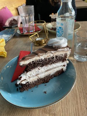 vegane kinder pingui torte  at Doppeltsolecker in Dortmund