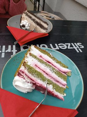 Raspberry lemon spinach cake at Doppeltsolecker in Dortmund