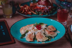 Vegane Wareniki an Frischkäse-Sahnesauce  at Doppeltsolecker in Dortmund