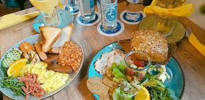 Left: Englisch vegan breakfast/ Right: Classic vegan breakfast at Doppeltsolecker in Dortmund