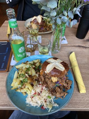 Burger mit Bratkartoffeln at Doppeltsolecker in Dortmund