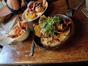 De zoete frietje met mayo en mushroom madness zijn vegn at deDingen in Kortrijk