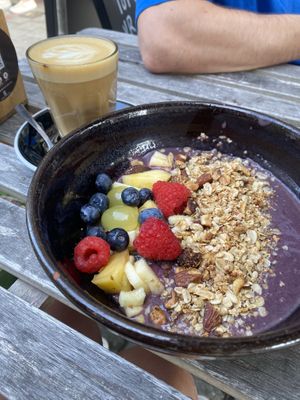 Açai bowl and oat latte  at deDingen in Kortrijk