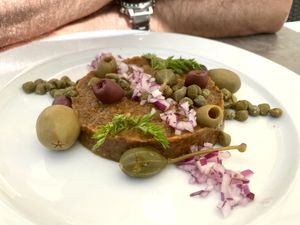Auberginentartar mit Oliven und Kapern, dazu geröstetes Maggibrot  at Zum Rathaus in Pfaeffikon
