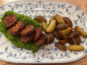 Erbsenpüree mit Rote-Beete-Schnitzel und getrüffelten Kartoffeln   at Oomes Hüs in Norddorf