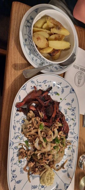 Austernpilze mit Kartoffelecken und Kräuterbutter at Oomes Hüs in Norddorf