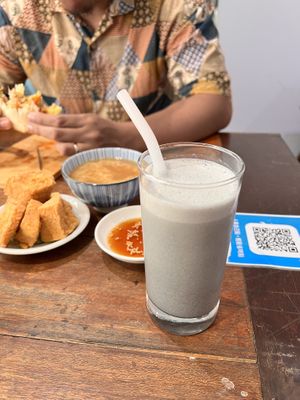 Fried popcorn tofu (they made it taste like chicken nuggets!! 😮) and miso soup and sesame drink (forgot the name) #Veganuary at Vegan Daily 半半食室 - BànBan Shí Shì in Taichung
