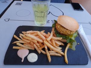 Chickpeas vegetarian hamburguer at Bom Remédio Café in Sines