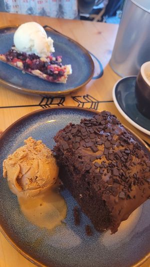 Desserts und alles andere war köstlich! at Bom Remédio Café in Sines