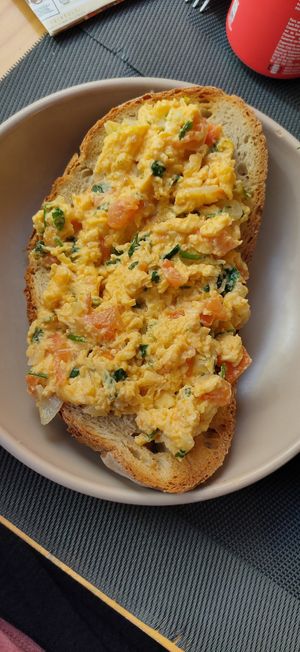Ovos mexidos com tomatada e salsa no pão at Bom Remédio Café in Sines