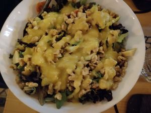 Ensalada con noces e aguacate at Bom Remédio Café in Sines