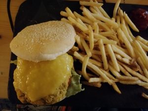 Hamburguesa vegana con salsa de mango at Bom Remédio Café in Sines