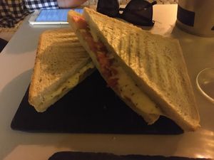 Tosta mozzarella e pesto (vegetariano) at Bom Remédio Café in Sines