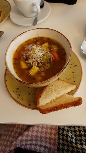 zupa dnia z dwoma kromkami chleba bezglutenowego / soup of the day with two slices of gf bread at Tez Mozna in Poznan