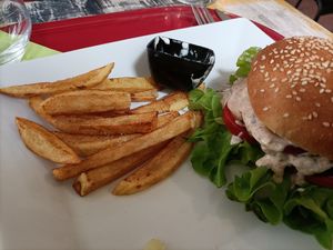 Burger vegan tellement yumyum, avec sa véganaise et ses frites maison! 😍 at Les Delices de la Nature in Digne-les-bains