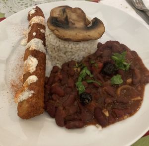Selbstgemachte Bratwurst aus weißen Bohnen, provençalisch gewürzte Bohnen mit Naturreis und gebratenen Champignons  at Les Delices de la Nature in Digne-les-bains