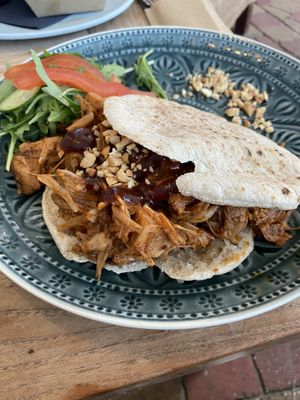 Broodje pulled jackfruit  at De Marlijn in Schiermonnikoog