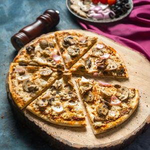 Fungi Fusion Pizza at La Cane Bistro in Mumbai