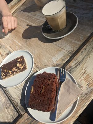 Iced Chai, Erdnuss-Dattel-Riegel und Schoko-Bananenbrot at MORGÆN in Wilhelmshaven