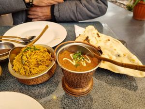 Plato de fondo con acompañamientos at Indian Box in Santiago