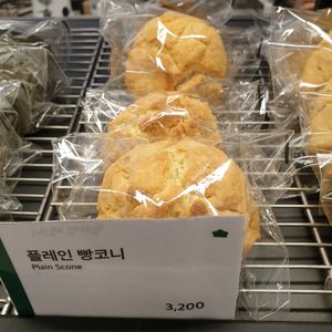 plain scone at Pan Honesta 빵어니스타 - Yeoeuido in Seoul