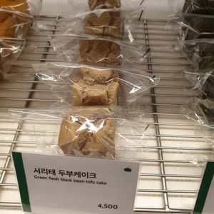 black bean at Pan Honesta 빵어니스타 - Yeoeuido in Seoul