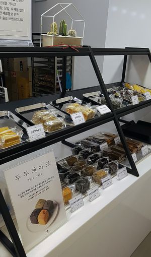 Assortment of bakery products: breads and pound cake at Pan Honesta 빵어니스타 - Yeoeuido in Seoul