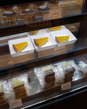Assortment of tartes and "brownies" at Pan Honesta 빵어니스타 - Yeoeuido in Seoul