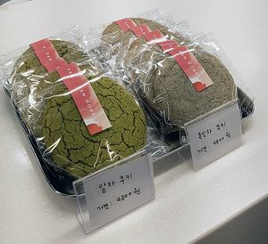 Large cookies with soft filling, two types: green tea and black bean at Pan Honesta 빵어니스타 - Yeoeuido in Seoul