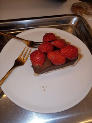 Chocolate strawberry tart at Pan Honesta 빵어니스타 - Yeoeuido in Seoul