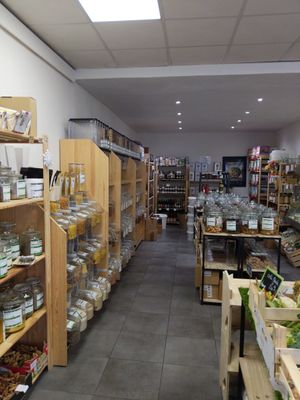 All I've the zero waste bulk bins! Its worth noting that they also have vegan sweets (even gelatin-free gummy worms) and snacks at Le Panier Vrac in Cannes
