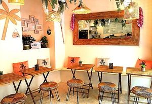 Inside at Poké Lov. in Nice