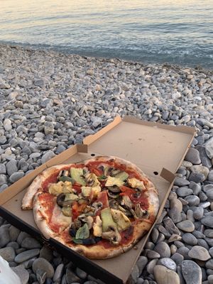 Takeaway pizza, to eat by the beach at Da Francesco in Nice