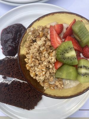 Colazione con porridge vegan e torta al cioccolato 🍫   at Il Cerreto in Pomarance