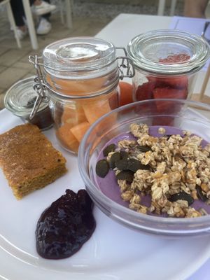 Yogurt di soia granola frutta e torta di carote   at Il Cerreto in Pomarance