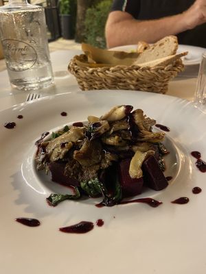 Funghi alla brace con barbabietola 🔝   at Il Cerreto in Pomarance