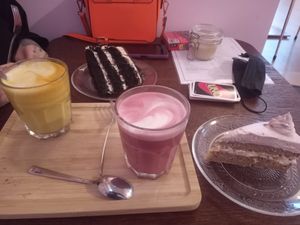 Oreo cake, Lavender Earl Grey cake, UNO at Vegateau - Vegan Coffeebar and Bakery in Antwerpen