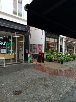 The turn on the way to the cafe - the sidestreet is just past the board at Vegateau - Vegan Coffeebar and Bakery in Antwerpen