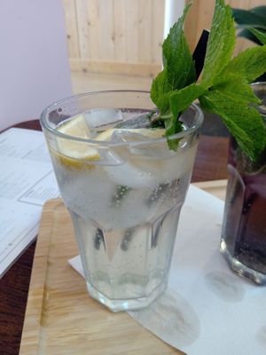 Lemonade with elderflower, lemon and mint at Vegateau - Vegan Coffeebar and Bakery in Antwerpen