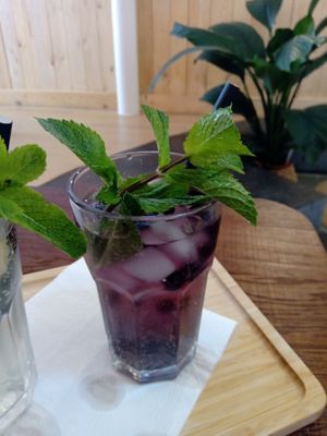 Lemonade with violet, berries and mint at Vegateau - Vegan Coffeebar and Bakery in Antwerpen