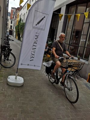 Outside at Vegateau - Vegan Coffeebar and Bakery in Antwerpen