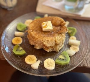 2 pancakes with maple syrup, vegan butter and fresh fruit  at Vegateau - Vegan Coffeebar and Bakery in Antwerpen