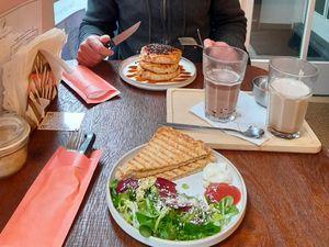Croque monsieur, 3 pancakes with caramel sauce and chocolate chip topping + hot chocolate and latte, both made with oat milk #Veganuary at Vegateau - Vegan Coffeebar and Bakery in Antwerpen