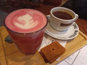 Red Velvet latte, americano, speculous biscuits at Vegateau - Vegan Coffeebar and Bakery in Antwerpen