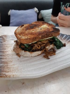 Сэндвич с грибами at Elixir in Ubud