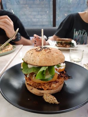 Бургер с джекфрутом at Elixir in Ubud