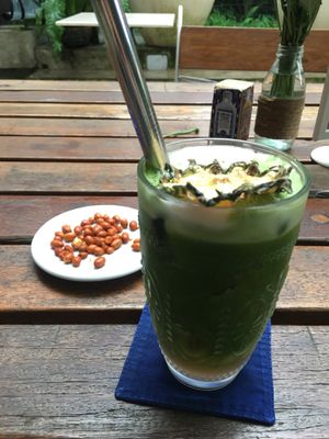 Green juice (served with peanuts) at Elixir in Ubud