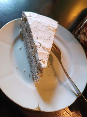 Cake with poppy seeds and lemon at Café GUTTUT in Dortmund
