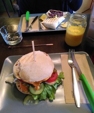 Burger with spinach patty and mexican burrito at Café GUTTUT in Dortmund